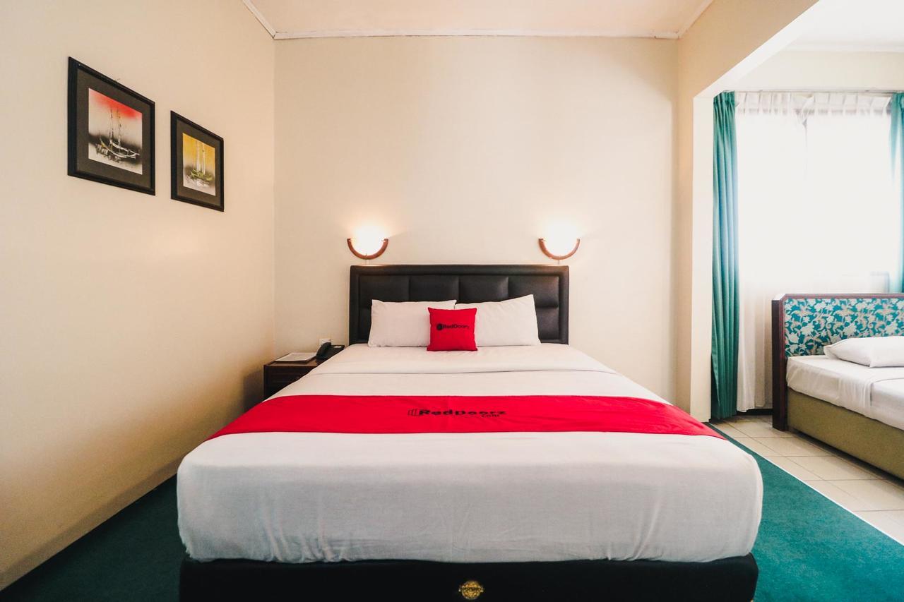 Reddoorz Plus @ Purwosari Surakarta  Exterior photo