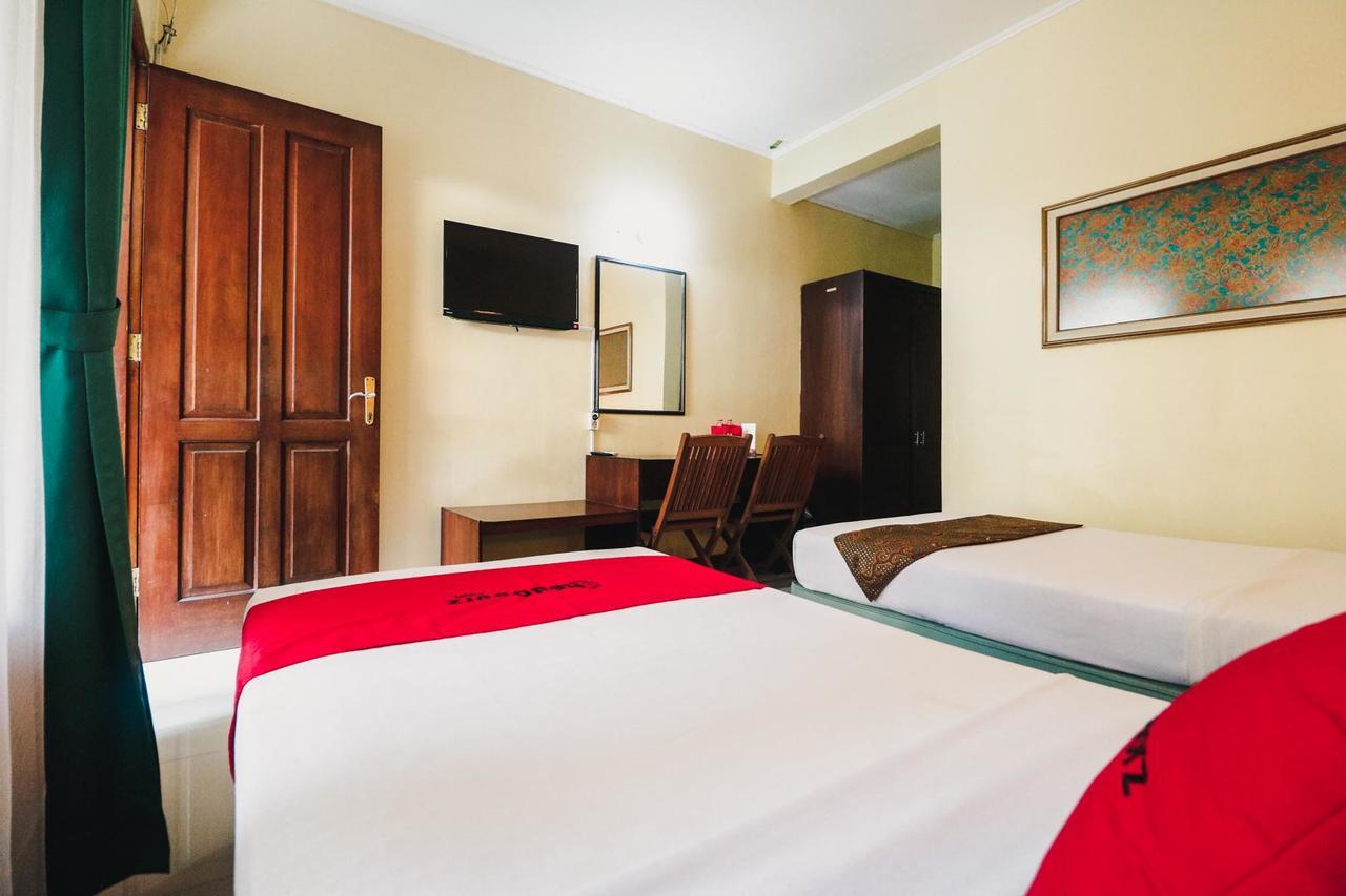 Reddoorz Plus @ Purwosari Surakarta  Exterior photo