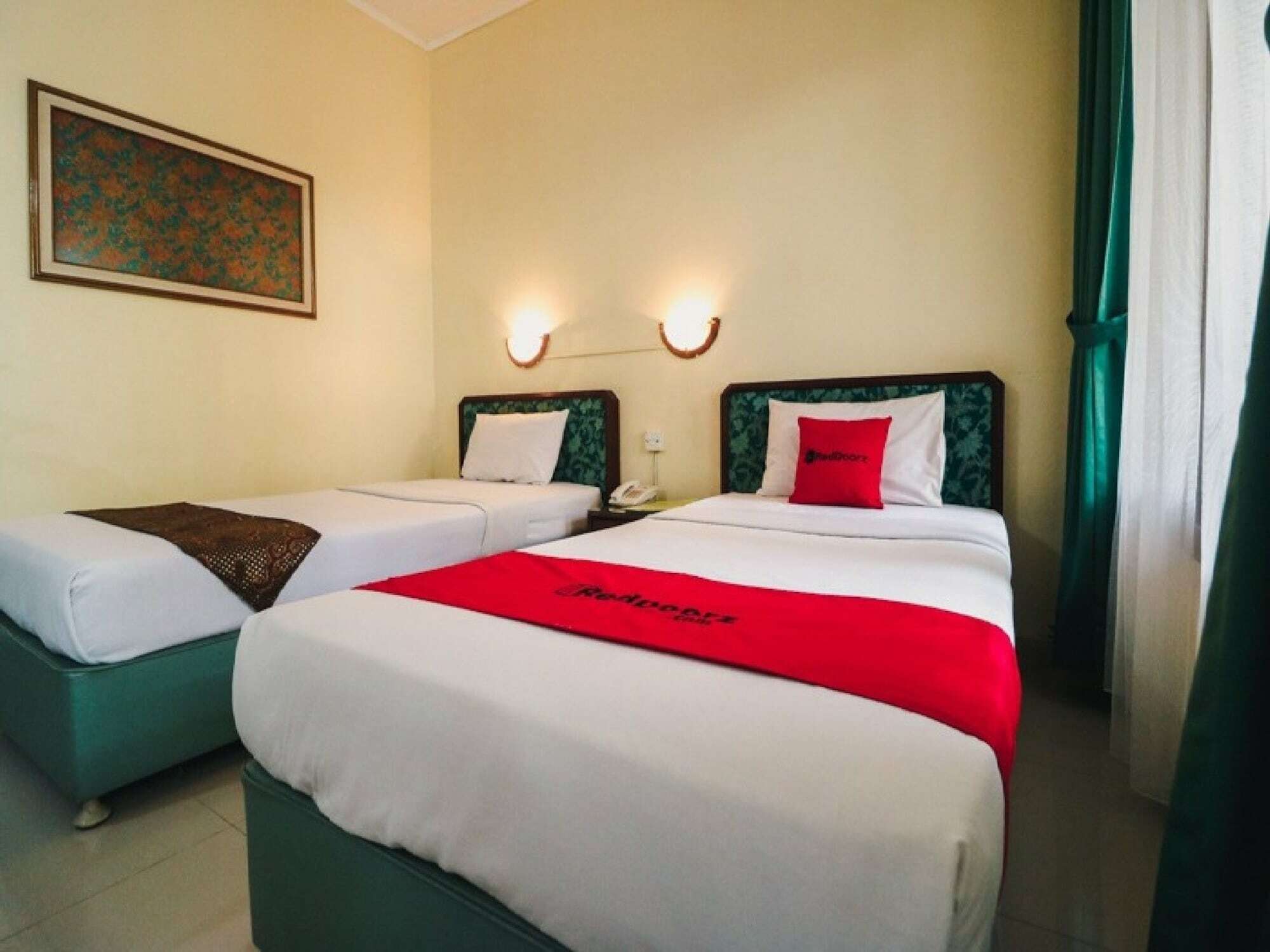 Reddoorz Plus @ Purwosari Surakarta  Exterior photo