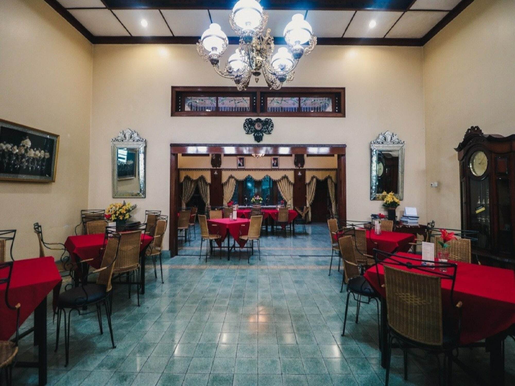 Reddoorz Plus @ Purwosari Surakarta  Exterior photo